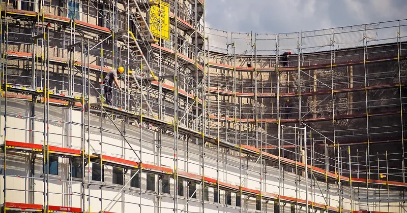 Hydrofuger un enduit neuf ou ancien : l'ordre des travaux compte